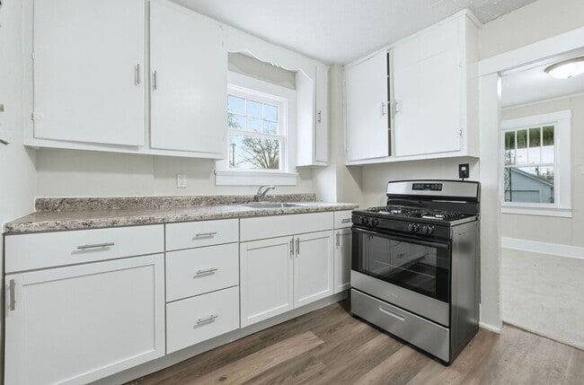 Building Photo - Updated 3-Bedroom Home with New Kitchen & Carpet