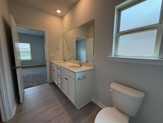Building Photo - "Charming 3-Bedroom Retreat with Granite Elegance in Huntsville!"