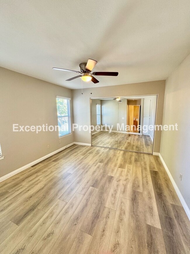 Building Photo - Ready to move in 2 bedroom 3 bath home!