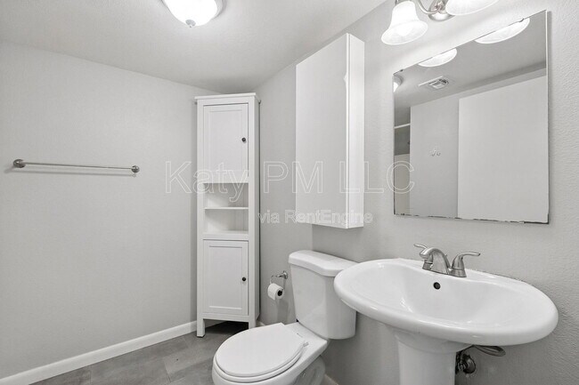 Building Photo - 1005 E 8th St