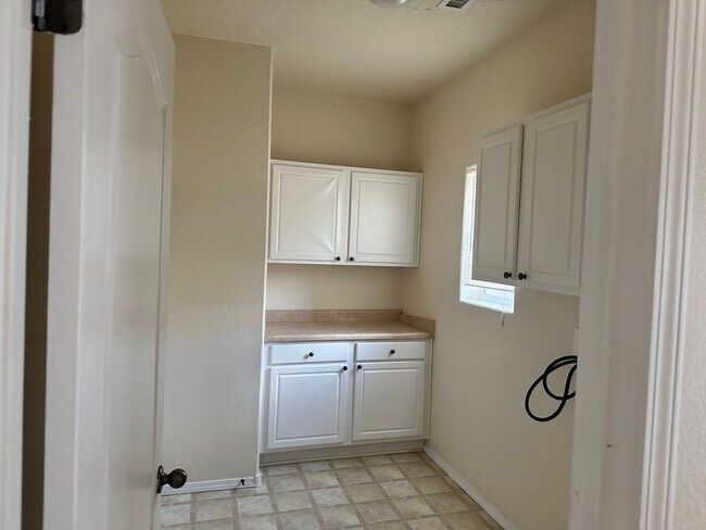 Building Photo - Beautiful Home in Gated Community w/pool