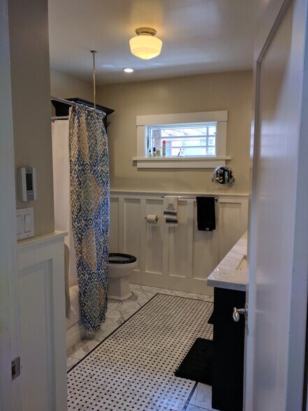 Bathroom - 470 Atlanta Ave (Front house)