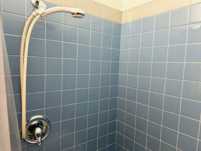 Building Photo - Furnished Studio Near Hospitals with Cable TV and Free Laundry