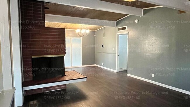 Building Photo - 3 bedroom/ 1.5 bathroom home with a detach...