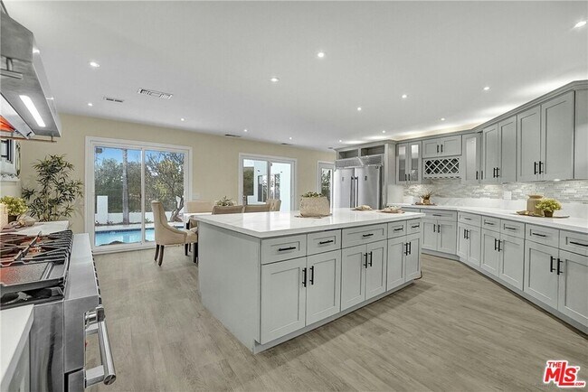 Building Photo - 222 El Cielo Ln