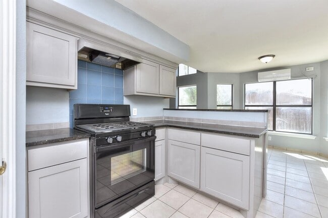 Building Photo - 1202 Southwalk St