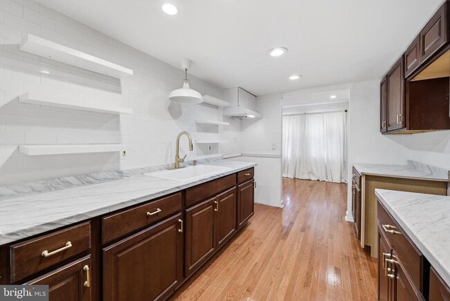 Building Photo - 10 Raleigh Pl