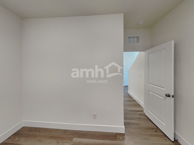 Building Photo - 10116 Cv Mountain St