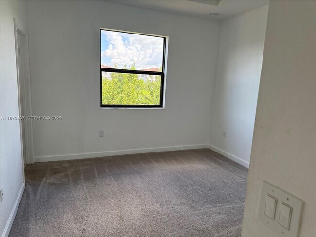 Building Photo - 607 NE 208th Terrace