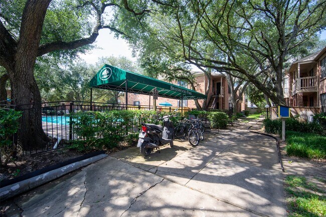 Building Photo - 2255 Braeswood Park Dr