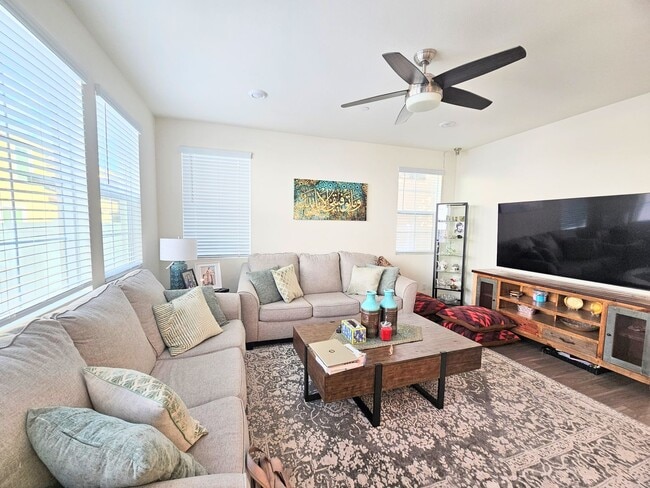 Building Photo - Beautiful Condo In a Nice Neighborhood 2 car garage