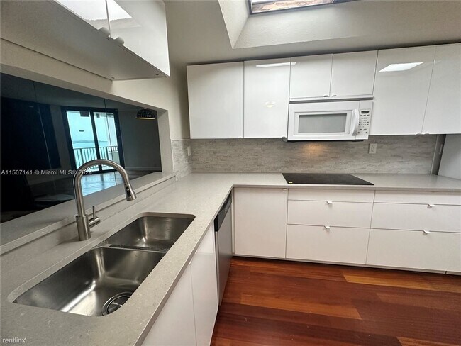 Building Photo - 1 br, 1.5 bath Condo - 520 Brickell Key Dr...