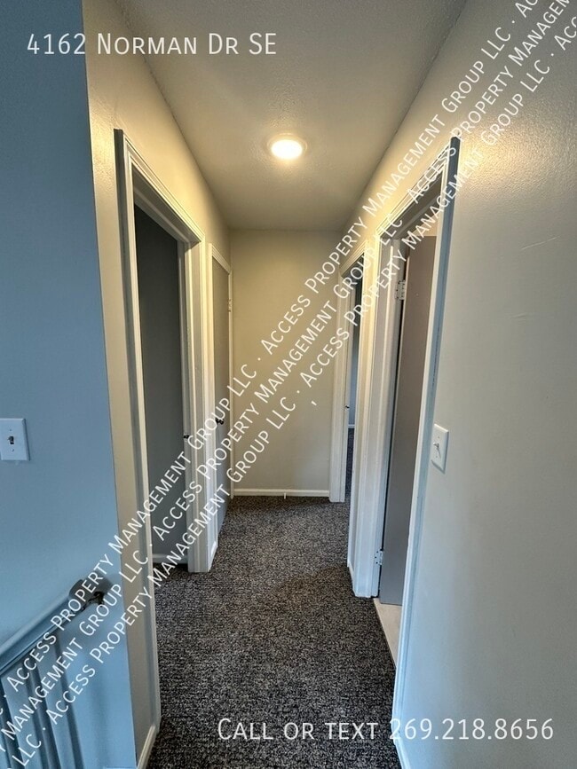 Building Photo - SE Side Update Two Bedroom Duplex