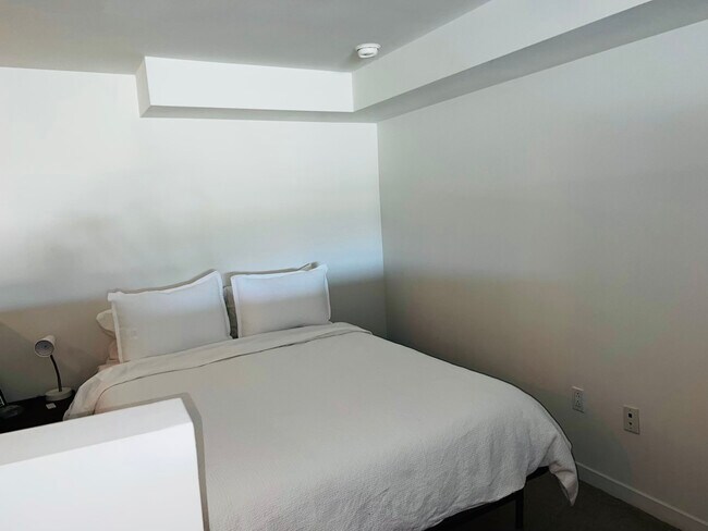 Building Photo - 889 Date St