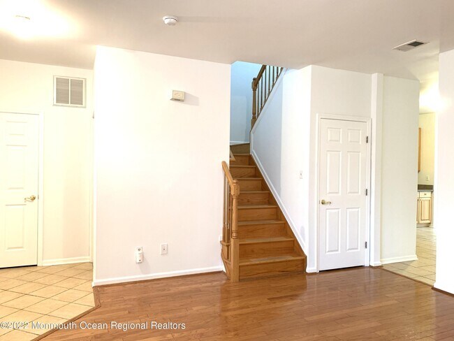 Building Photo - 17 Persimmon Ln