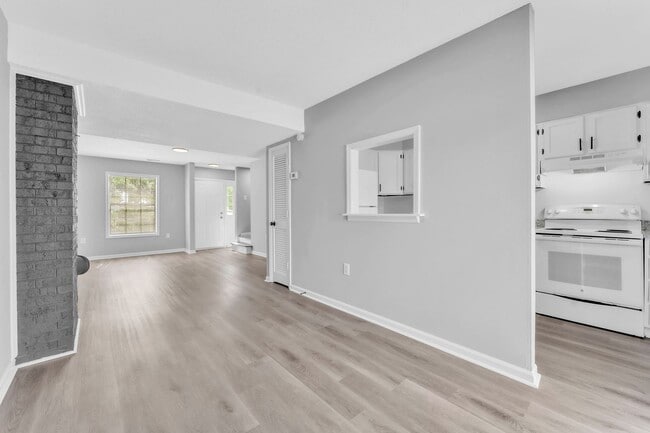 Building Photo - *NEWLY RENOVATED* 2 Bedroom Townhouse in D...