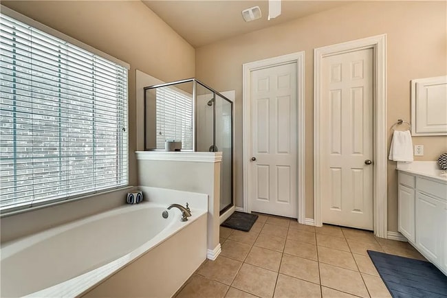 Building Photo - 2301 Canyon Creek Dr