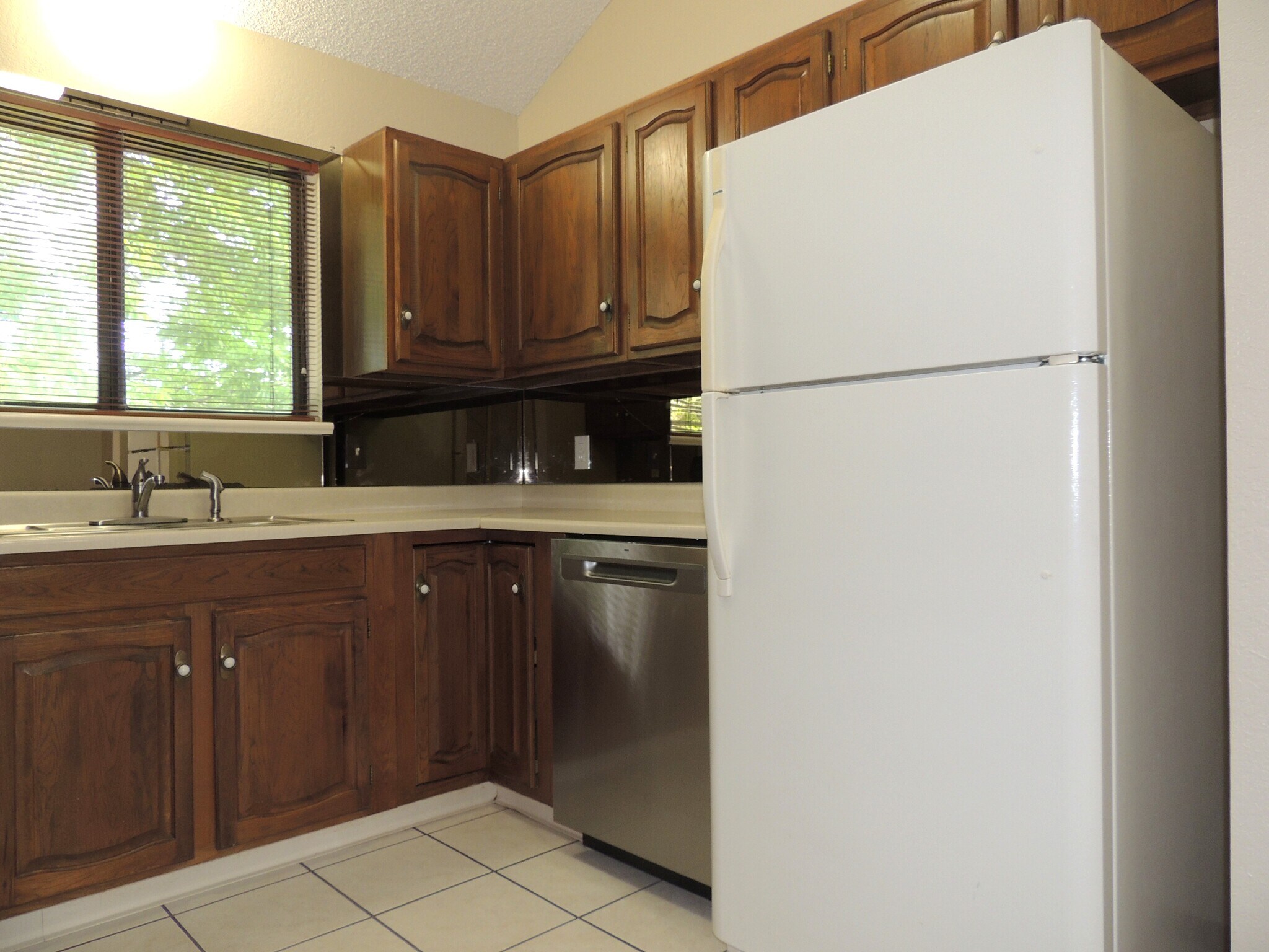 Kitchen - 636 Horizon Dr