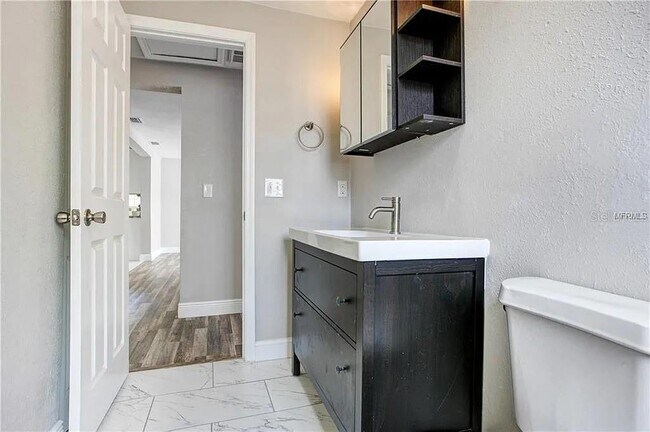 Building Photo - 1015 E 24th Ave