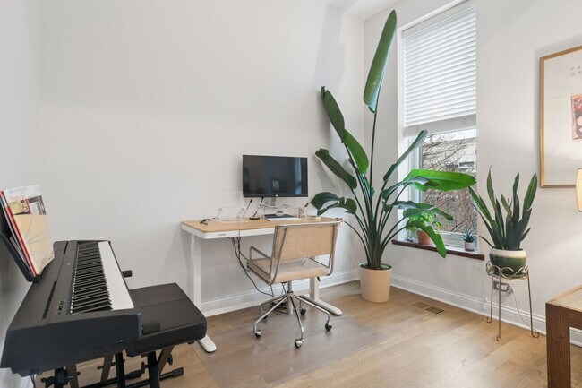 Building Photo - 1667 N Bissell St