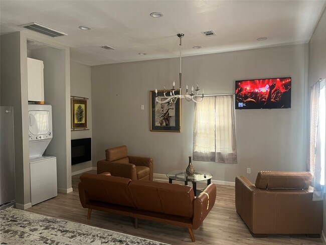 Building Photo - 3209 Ennis St