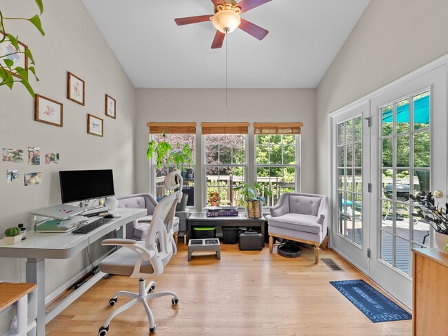 Building Photo - Elegant Colonial Townhome Living in Histor...