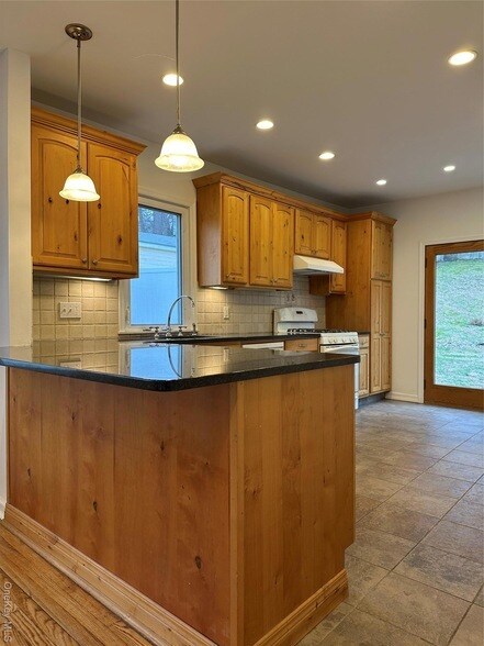 Building Photo - 37 Church St