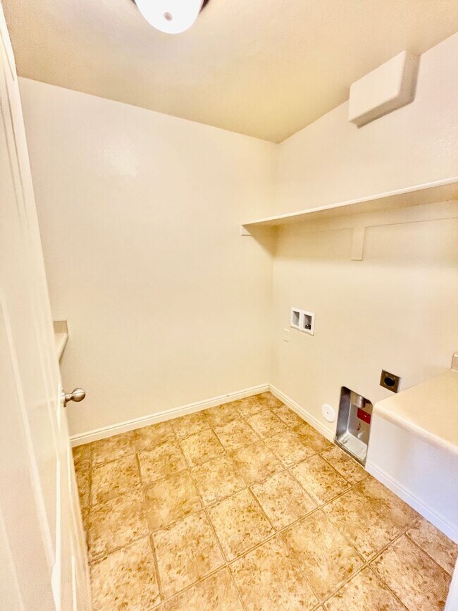 Building Photo - Pet Friendly Home in Green Valley