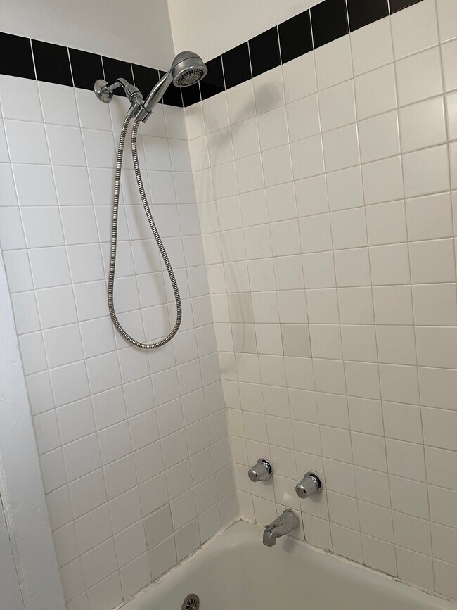 Building Photo - 6970 N Sheridan Rd