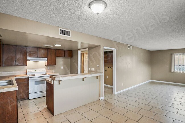 Building Photo - 703 Desert Glen Dr