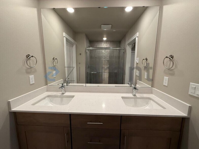 Building Photo - Unit F6
