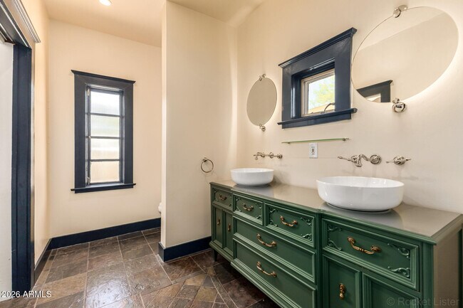 Building Photo - 2034 N Mitchell St