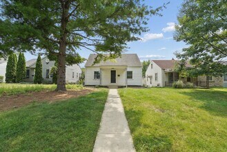 Building Photo - 375 E Royal Forest Blvd