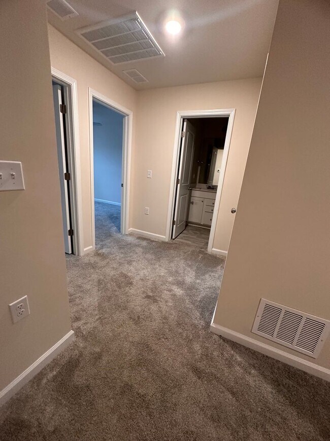 Building Photo - 3BR 2.5BA Townhome in High Point