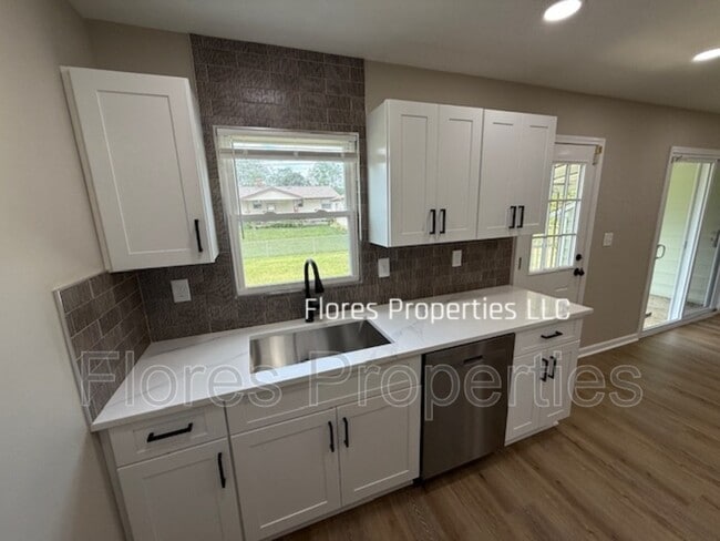 Building Photo - 1300 Evaline Dr