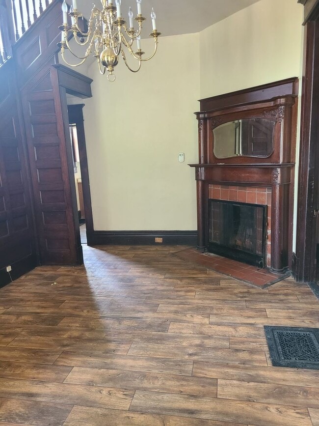 Building Photo - 5 Bed/ 2 bath house