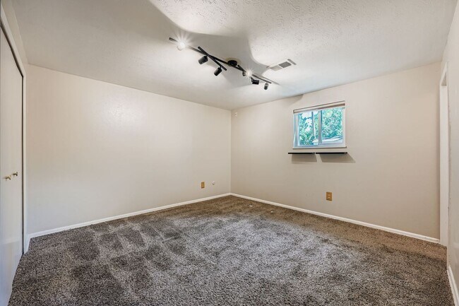 Building Photo - LOCATION! 4-bed 3-bath home located in the...