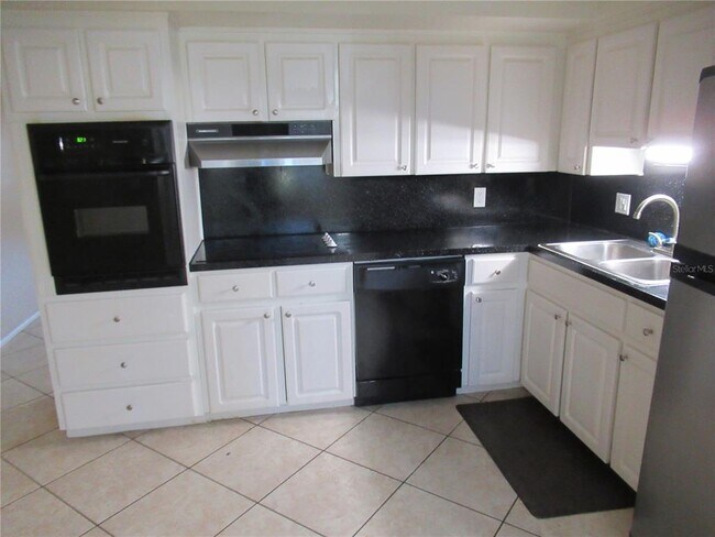 Building Photo - 2402 Ecuadorian Way