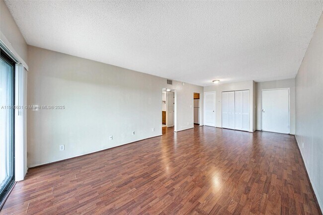 Building Photo - 405 S Pine Island Rd