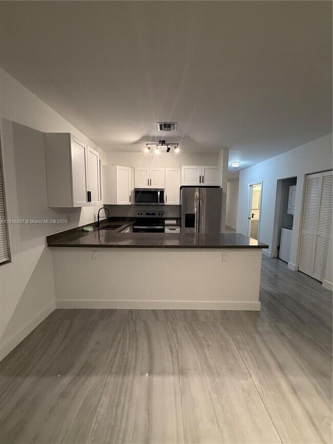 Building Photo - 932 SW 10th St