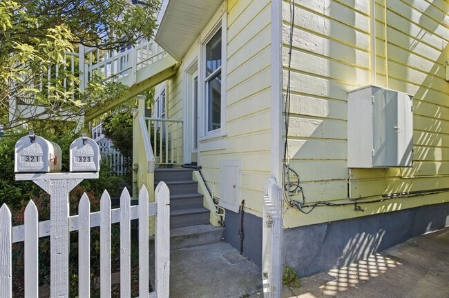 Building Photo - 321 Moultrie St