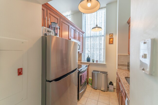 Building Photo - 2 Bed 1 Bath Condo available in Downtown N...