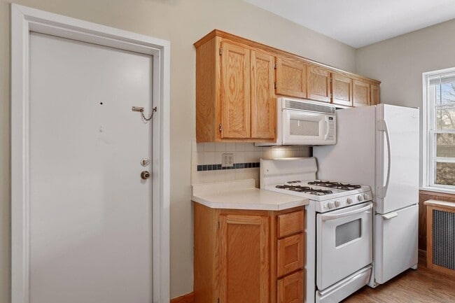 Building Photo - 3136 W Bde Maka Ska Blvd