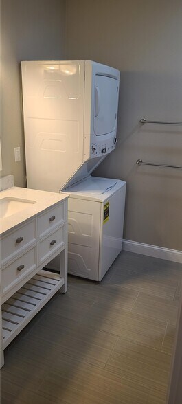 Building Photo - 1204 Koestner St