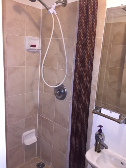 2nd bath - 10201 Grosvenor Pl