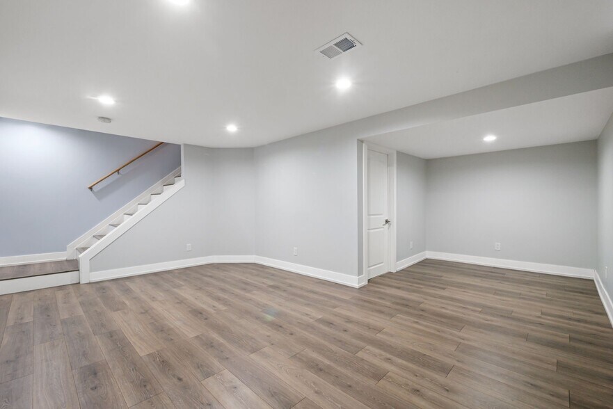 Building Photo - 38887 Country Cir