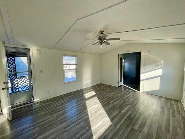 Building Photo - Modern 2 Bed 2 Bath Section 8