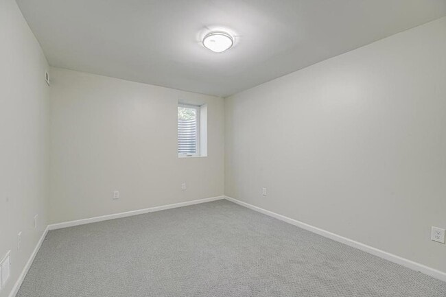 Building Photo - 835 Niagara Ln N