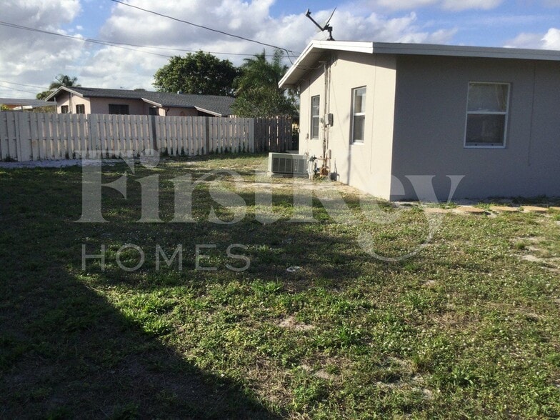 Building Photo - 900 W Bloxham St