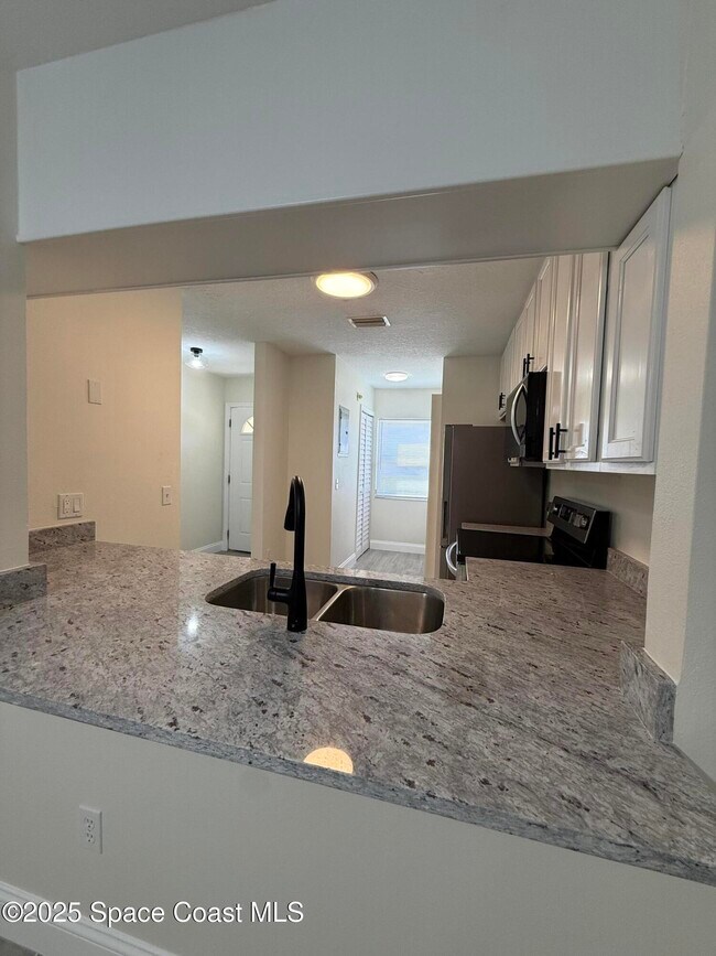 Building Photo - 635 Angela Ln